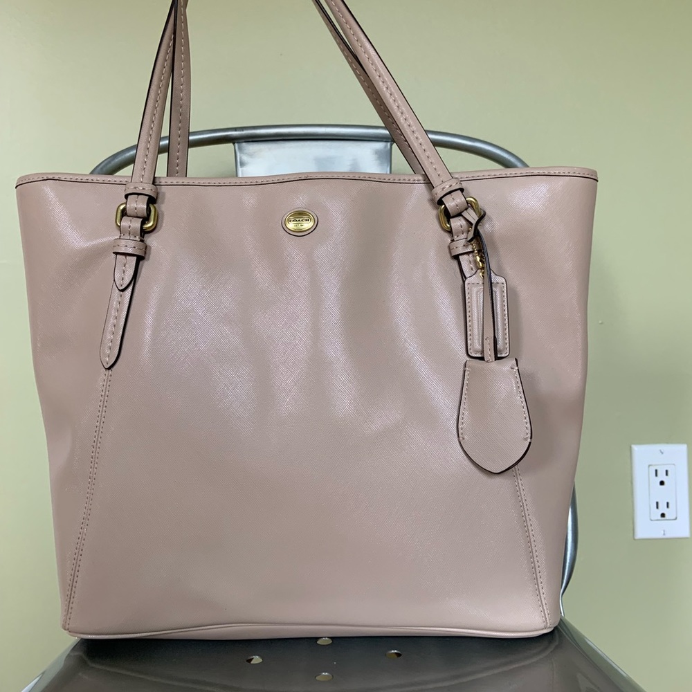 Selling this rarely used Coach tote. A great neutral colour for all seasons.